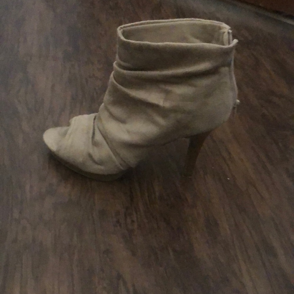 Tan pumps - Picture 2 of 3